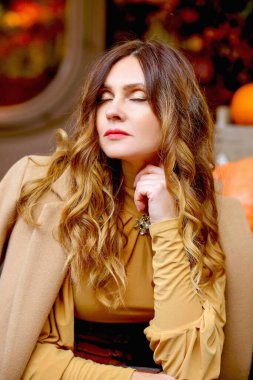 Bukleli ve makyajlı güzel bir kızın göz kamaştırıcı yakın portresi. Rahatla ve meditasyon konsepti.