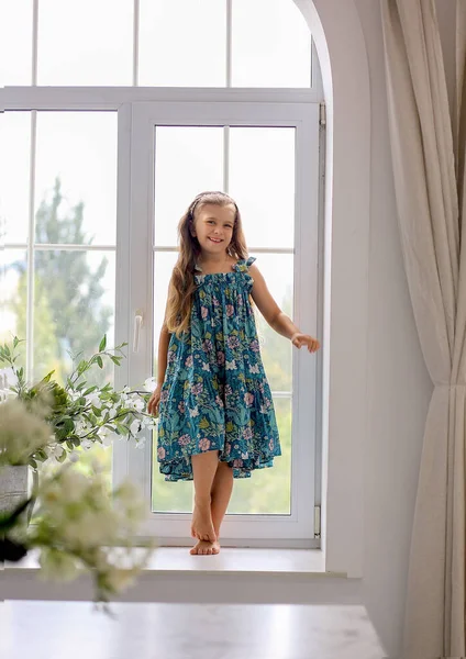 Χαριτωμένο Κοριτσάκι Καυκάσιο Ένα Πράσινο Λουλουδάτο Φόρεμα Που Στέκεται Στο — Φωτογραφία Αρχείου