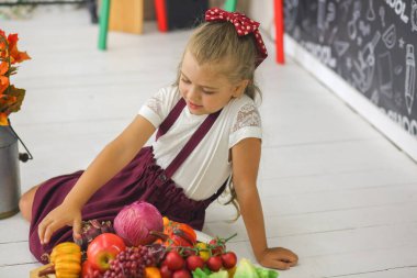 Sınıfta oturan küçük tatlı kız öğrenci. Sebze ve meyve eğitimi. Çocuklar işte. İlkokul. Eğitim kavramı.
