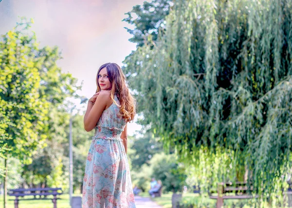 Uma Menina Bonita Adorável Vestido Verão Com Uma Impressão Floral — Fotografia de Stock