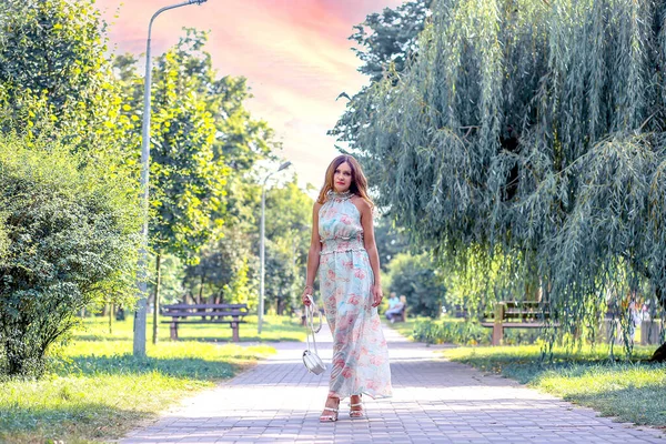 Una Chica Linda Encantadora Vestido Verano Con Estampado Floral Camina — Foto de Stock