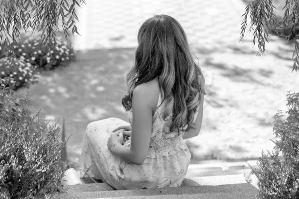 Ασπρόμαυρη Φωτογραφία Ένα Καυκάσιο Κορίτσι Μακριά Μπούκλες Ένα Καλοκαιρινό Φόρεμα — Φωτογραφία Αρχείου