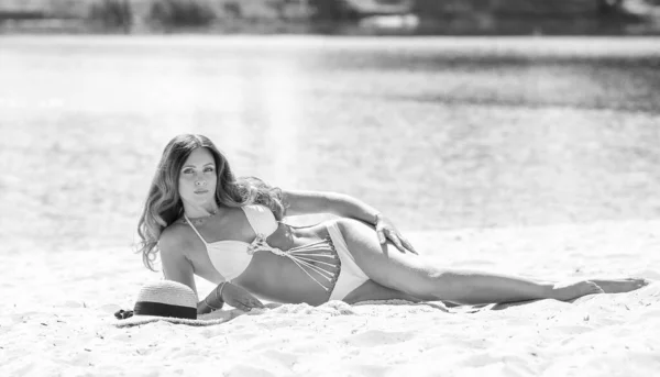 Black White Photo Stunning Girl Lying Beach White Bikini Fashion — Stock Photo, Image