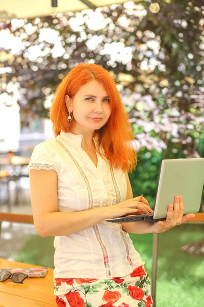 Young Woman Red Hair Works Summer Cafe Street Gadgets Sphere — Stock Photo, Image