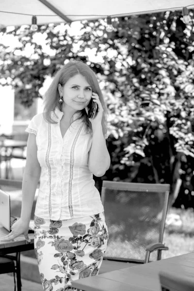 Черно Белое Фото Молодой Женщины Разговаривающей Мобильному Телефону Улице Бизнес — стоковое фото