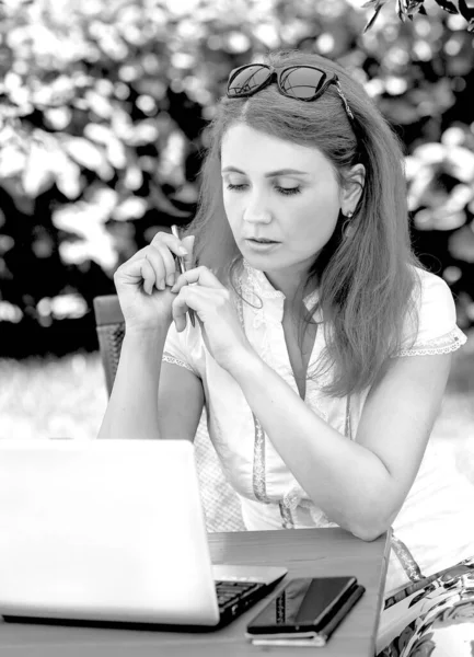 Чорно Біле Фото Молодої Жінки Яка Працює Ноутбуком Літньому Кафе — стокове фото