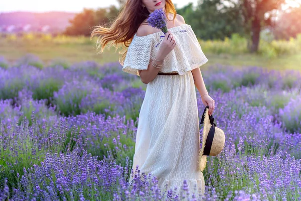 Vit Flicka Lätt Klänning Med Hatt Och Bukett Njuter Lavendelfältet — Stockfoto