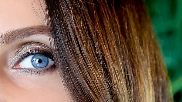 女性の青い目の前景を持つバナー ビジョンと健康コンセプト — ストック写真