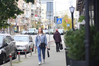 09.22.2022: Kyiv, Ukrayna, Avrupa. Ukrayna 'nın başkenti Kyiv' de sonbahar sezonu. İnsanlar, ulaşım ve canlı şehir hayatı.