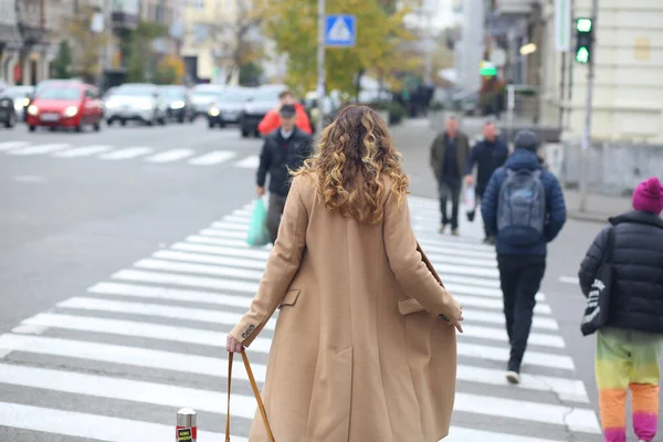 Una Chica Con Abrigo Beige Bolso Rojo Cruza Paso Peatonal — Foto de Stock