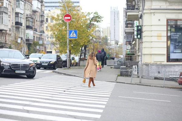 Bej Ceketli Kırmızı Çantalı Bir Kız Yaya Geçidinden Karşıya Geçiyor — Stok fotoğraf
