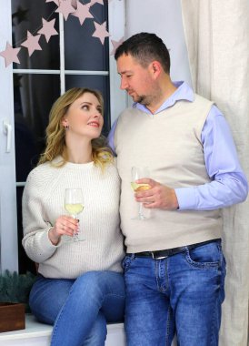 Yeni yıl arifesinde pencerenin yanında şampanya kadehleriyle birbirlerinin gözlerinin içine bakan sevgi dolu bir çift. İlişkiler kavramı