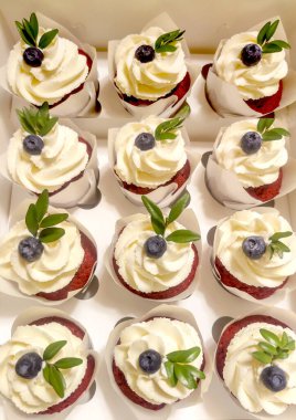 Havadar krema ve böğürtlenli enfes kekler, üst manzara, 12 parça. Tatlılar ve tatlılar. Şekerleme konsepti