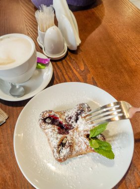 Kahve ve tatlı turta bir kafede, masanın üstünde, manzaralı. Tatil kavramı