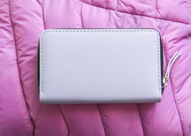 Mor deri fermuarlı kese.