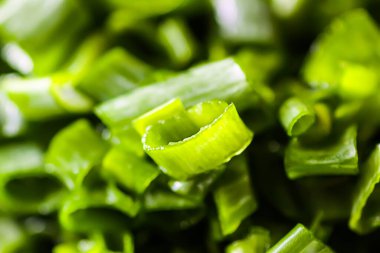 Pişirmek için taze soğan dilimlenmiş.