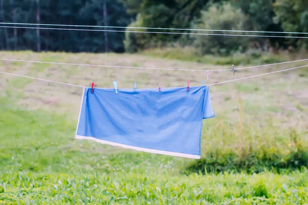 Elbise Mavi Gökyüzü Arka Planında Çamaşır Ipinde Asılı — Stok fotoğraf