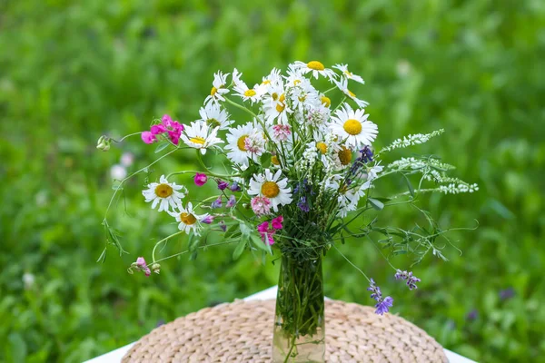 Ein Strauß Sommerlicher Weißer Gänseblümchen Blumen Auf Dem Tisch Innenhof — Stockfoto