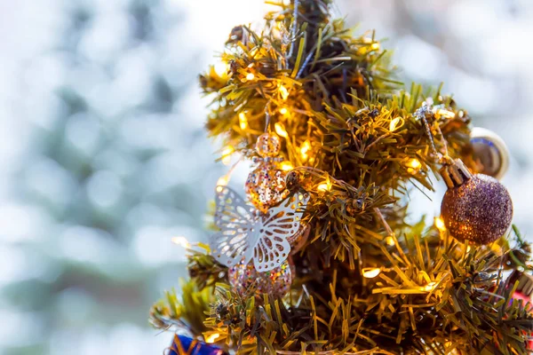 Διακοσμημένες Λεπτομέρειες Χριστουγεννιάτικο Δέντρο Κοντά — Φωτογραφία Αρχείου