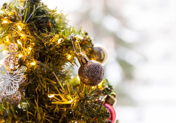 Διακοσμημένες Λεπτομέρειες Χριστουγεννιάτικο Δέντρο Κοντά — Φωτογραφία Αρχείου