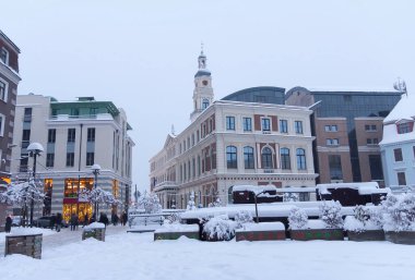 Şehirdeki aydınlık cadde. Letonya 'nın Riga şehrinde Noel süslemeleri.