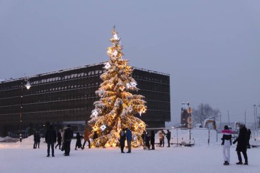 Şehirdeki aydınlık cadde. Letonya 'nın Riga şehrinde Noel süslemeleri.