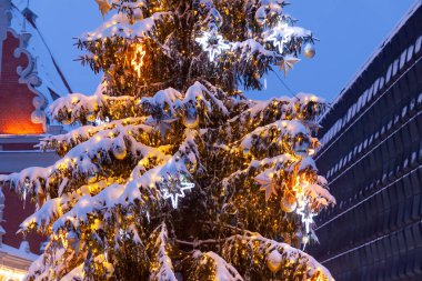 Şehirdeki aydınlık cadde. Letonya 'nın Riga şehrinde Noel süslemeleri.