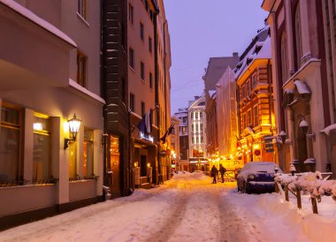 Şehirdeki aydınlık cadde. Letonya 'nın Riga şehrinde Noel süslemeleri.