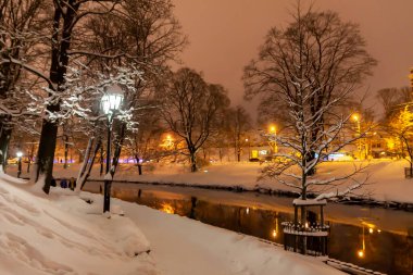 Şehirdeki aydınlık cadde. Letonya 'nın Riga şehrinde Noel süslemeleri.