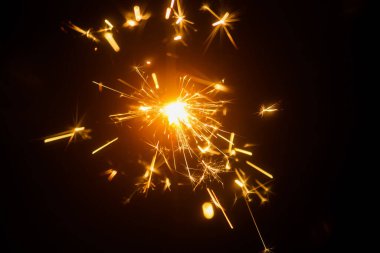 Karanlık bir arka planda kutlama selamı