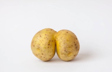 Beyaz arka planda kıç şeklinde çiğ patates..