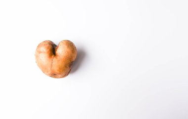 Kalp şeklinde çiğ patates sebzesi. Üst görünüm, kopyalama alanı..