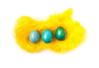 Geleneksel Paskalya dekoru. Renkli tavuk yumurtaları