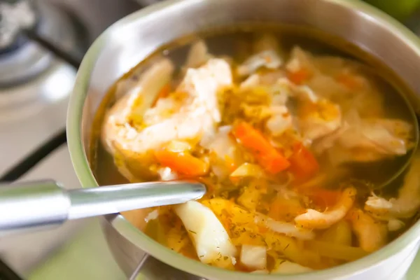 鍋に鶏とキャベツスープ — ストック写真