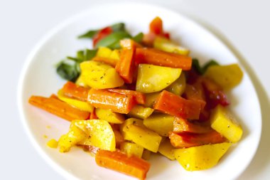 Fırında kızartılmış sebzeler yakın çekim. Ev yapımı sağlıklı yemekler..