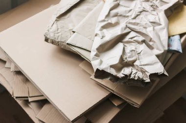 Karton ve kağıt yığını.