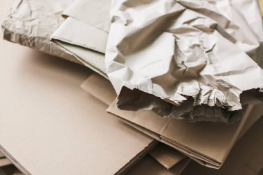 Karton ve kağıt yığını.