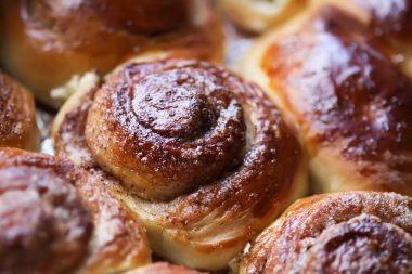 Taze pişmiş tarçınlı çörekler. Ev yapımı tatlı hamur işi.