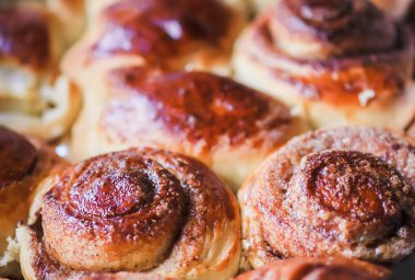 Taze pişmiş tarçınlı çörekler. Ev yapımı tatlı hamur işi.