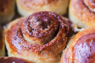 Taze pişmiş tarçınlı çörekler. Ev yapımı tatlı hamur işi.