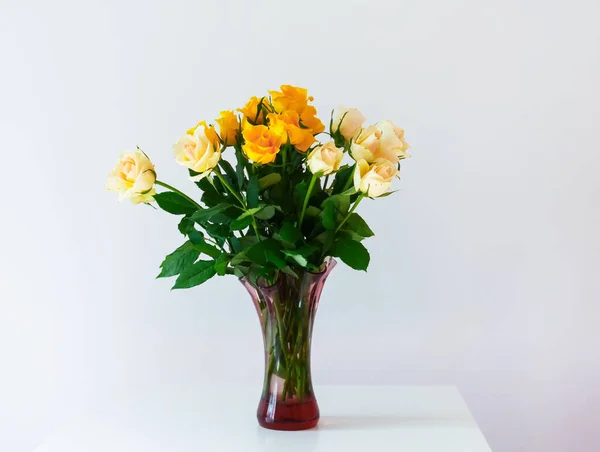 Hermosas Flores Color Amarillo Brillante Rosa Ramillete Jarrón Vidrio Estilo — Foto de Stock