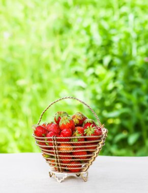 Metal sepette olgun kırmızı çilek.