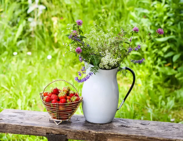 Φρέσκες Ώριμες Φράουλες Στο Μικρό Καλάθι Και Μπουκέτο Αγριολούλουδα Μια — Φωτογραφία Αρχείου