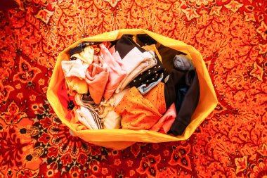 Hayır işi ya da geri dönüşüm için kullanılmış giysilerle dolu plastik torba.