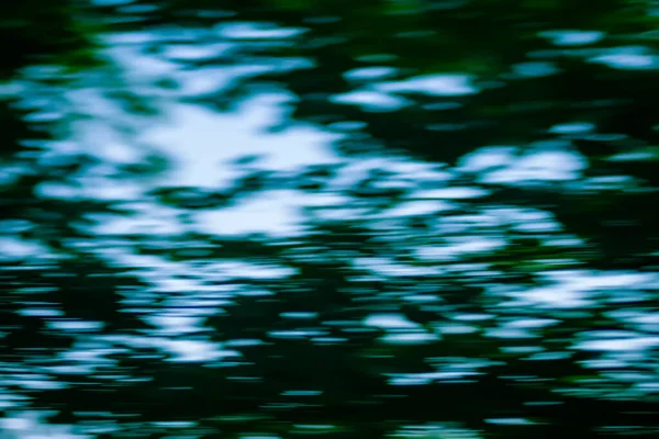 Superfície Água Lago Refletindo Árvores Plantas Fotografia Efeito Movimento — Fotografia de Stock