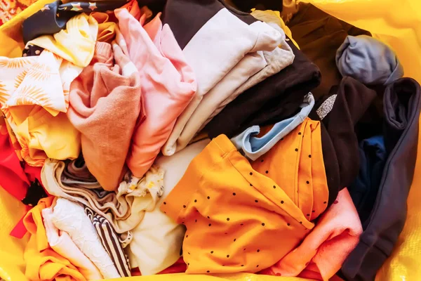 Kantong Plastik Penuh Dengan Pakaian Bekas Untuk Amal Atau Daur — Stok Foto