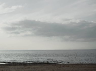 Rüzgarlı bir bahar gününde Baltık Denizi kıyısında. Jurmala, Letonya.