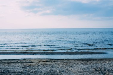 Rüzgarlı bir bahar gününde Baltık Denizi kıyısında. Jurmala, Letonya.