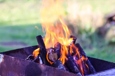 Açık havada yakacak odun yanıyor.