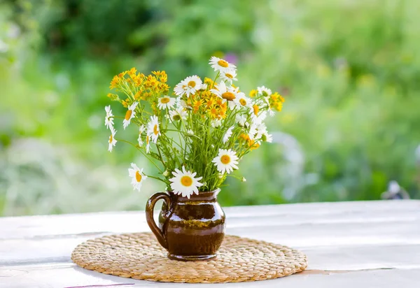 Schöner Strauß Von Wildblumen Vor Dem Hintergrund Eines Sommergartens Blumen — Stockfoto